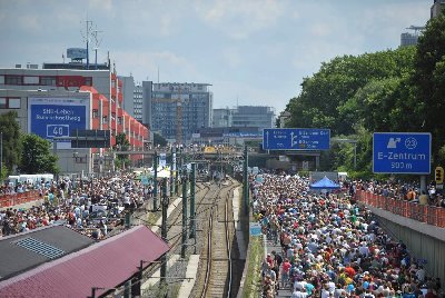 组图：德国200万人在高速公路上体验“安静生活”