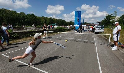 组图：德国200万人在高速公路上体验“安静生活”