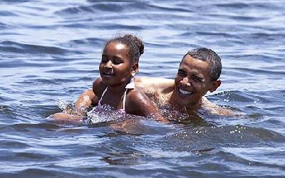 奥巴马携家人“试游”墨西哥湾 宣布海滩重新开放