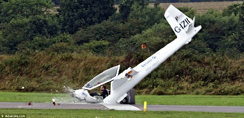 英滑翔机表演时垂直撞向跑道 飞行员奇迹逃生