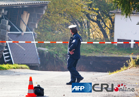 德国小镇深夜突发地陷 出现一个12米深大坑