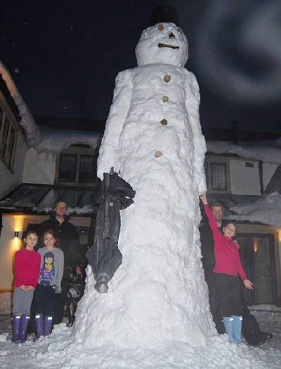 英国近五米高雪人斜而不倒 有望坚持到圣诞节
