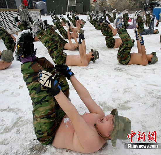 组图：韩国中小学生赤膊在雪地中军训