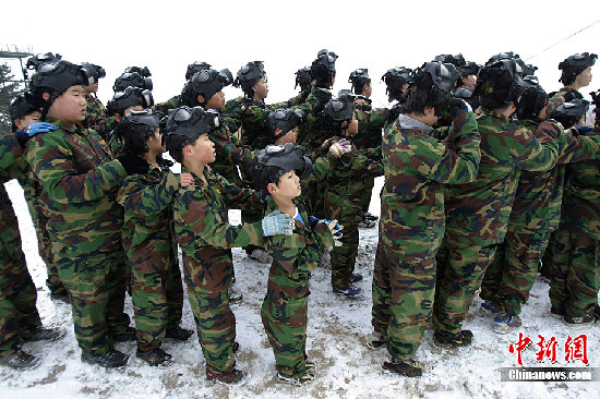 组图：韩国中小学生赤膊在雪地中军训