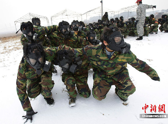 组图：韩国中小学生赤膊在雪地中军训