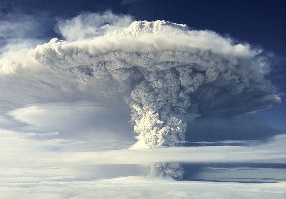 组图：智利火山喷发伴随电闪雷鸣 场面蔚为壮观