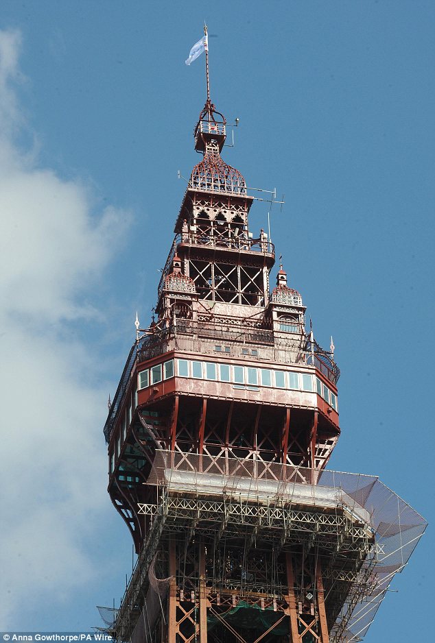 英著名黑泽塔重装后开放 百米高空全玻璃观景台惊险刺激