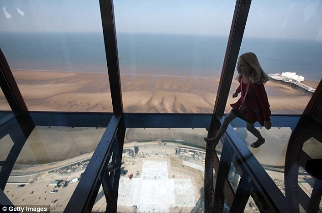 英著名黑泽塔重装后开放 百米高空全玻璃观景台惊险刺激