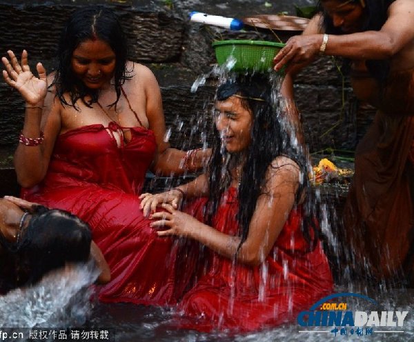 尼泊尔女性禁食沐浴庆祝提吉节