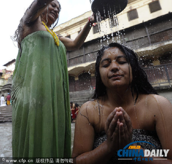 尼泊尔女性禁食沐浴庆祝提吉节