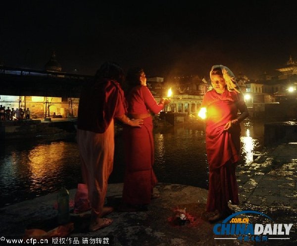 尼泊尔女性禁食沐浴庆祝提吉节