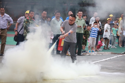 “六一”安全课堂：孩子，登云梯、接水带、灭火盆你都会么？ ——利宝保险在渝开展家庭安全体验活动