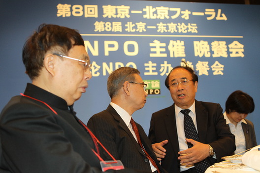 <SPAN>赵启正在晚宴致辞并向日方赠送礼物</SPAN>