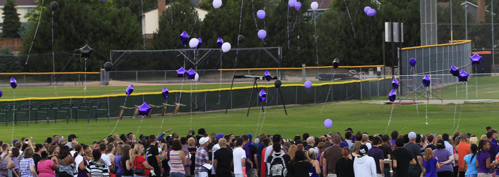 学生们放飞气球缅怀遇害者
