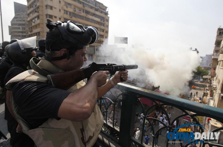埃及防暴警察向穆尔西支持者发射催泪瓦斯