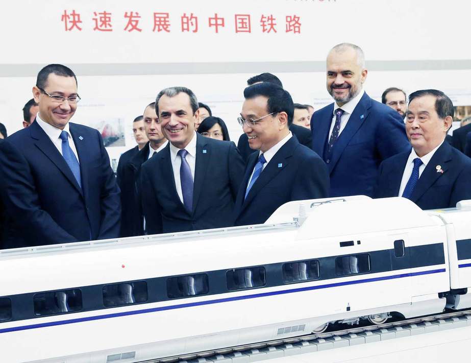 李克强与中东欧国家领导人参观中国铁路等基础设施及装备制造展