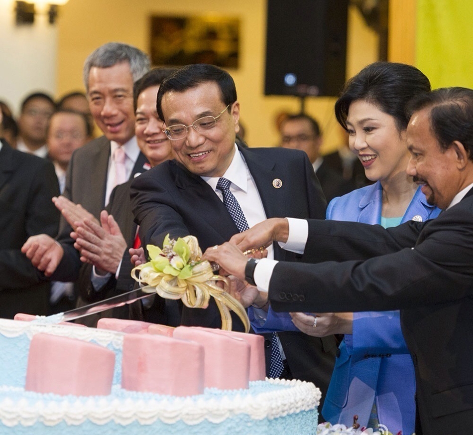 李克强与文莱苏丹、泰国总理一起切蛋糕