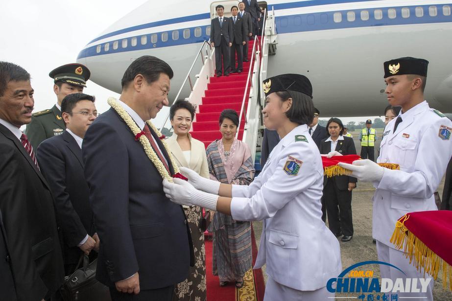 印度尼西亚中学生向习近平主席献花（图）