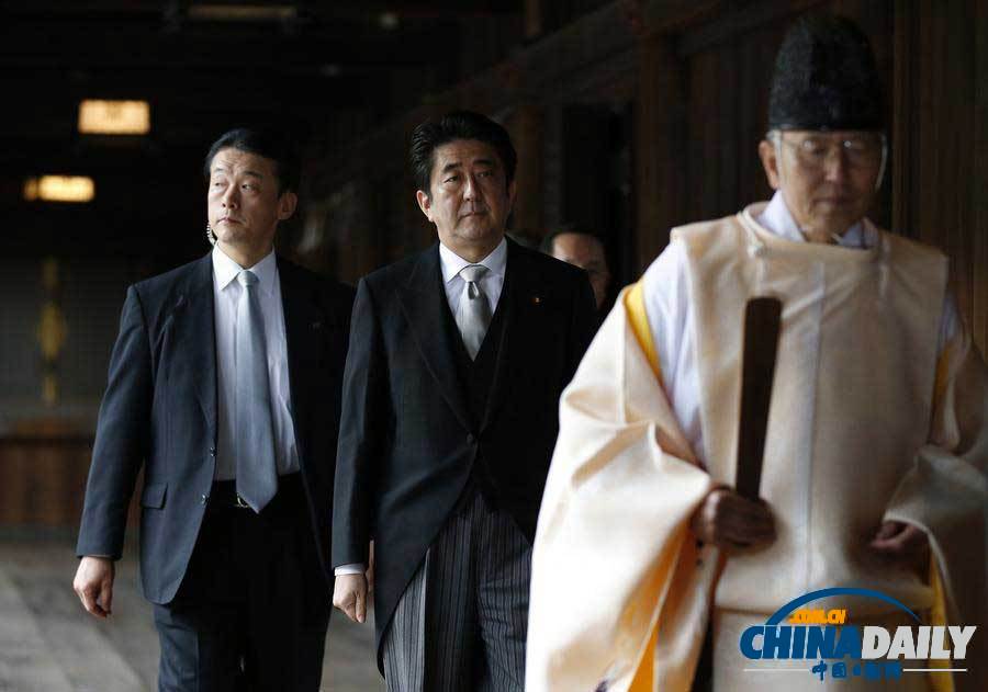 安倍晋三在神职人员引领下参拜靖国神社