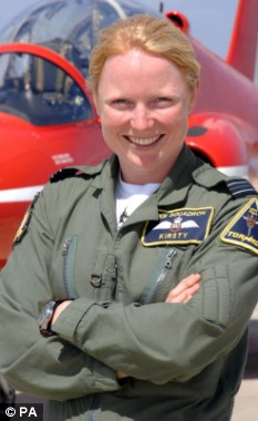 英国皇家空军“红箭”特技飞行队迎来首位女成员
