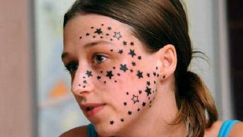 比利时女孩半边脸成“满天星” 向文身师索赔1万欧元