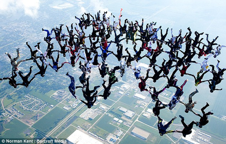 108位好汉5000米高空跳伞 手牵手头朝下破世界纪录