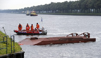 德国货船在荷兰撞翻渡轮致1人失踪 当局正搜救