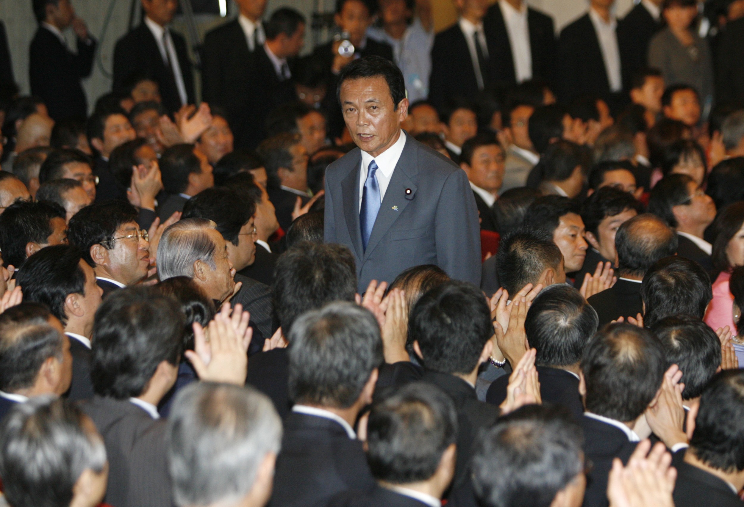 麻生当选日本自民党总裁 24日将获首相提名并组阁