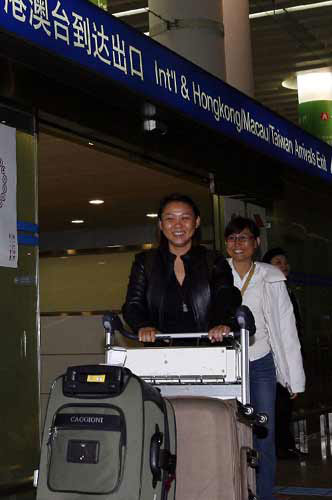 246名滞留泰国中国游客平安返回上海