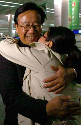 246名滞留泰国中国游客平安返回上海
