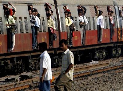 印度孟买“死亡列车”每天夺命17人