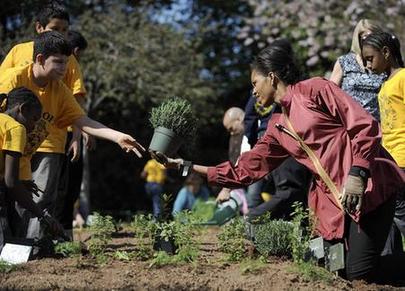 美国第一夫人带小学生种蔬菜（图）