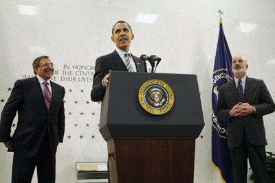 奥巴马视察中情局总部 为公布审讯备忘录辩护