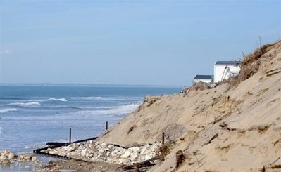 海平面上升吞噬沙滩 法著名旅游胜地面临严重威胁