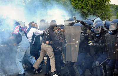 数千法国罢工狱警与警察发生冲突（组图）