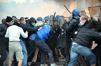 数千法国罢工狱警与警察发生冲突（组图）