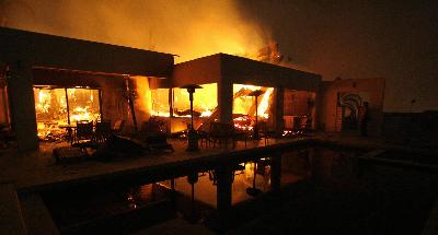 美国加州山火蔓延豪宅成废墟 数千人被迫撤离
