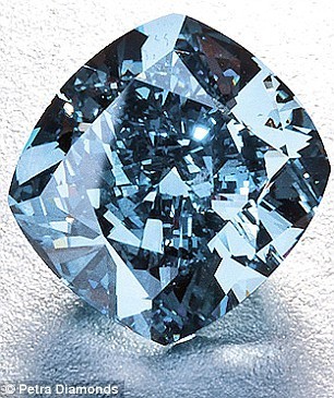 珍稀蓝钻在瑞士拍得600余万英镑 创宝石单价新纪录