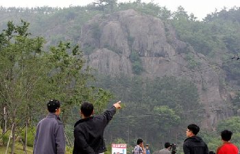 [卢武铉组稿-事件]前总统卢武铉跳崖身亡 韩国社会大地震