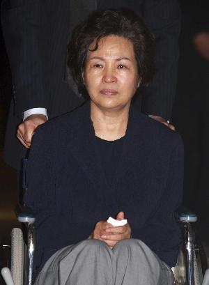 卢武铉入殓仪式完成夫人仍绝食 韩政府严防示威活动