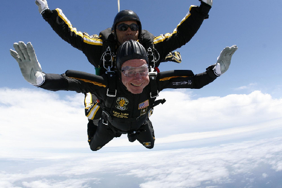 85岁美国前总统老布什跳伞庆生 打算玩到90岁