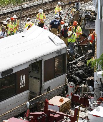 华盛顿地铁列车相撞疑为电脑故障 女司机仅工作3月