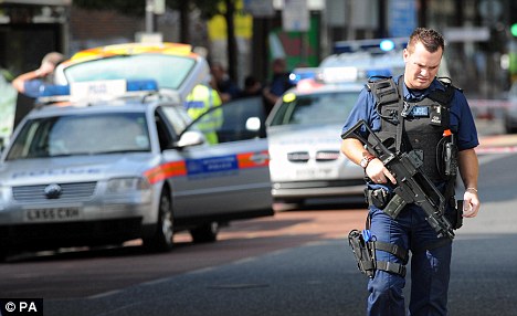 伦敦闹市一男子开枪打伤两警察 警方展开大搜捕