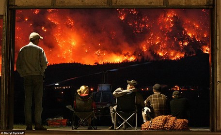 加拿大森林大火燃烧20天已失控 消防人员无计可施