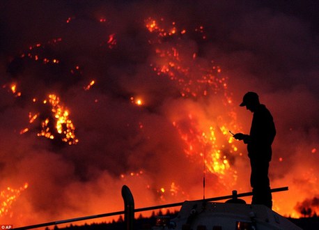 加拿大森林大火燃烧20天已失控 消防人员无计可施