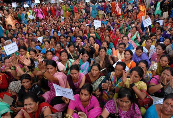 尼泊尔男子与寡妇结婚获现金奖励遭抗议