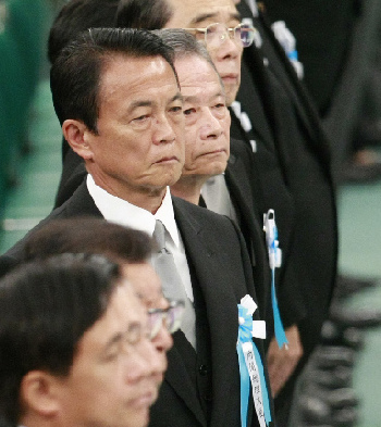 麻生在战败日反省称日本坚持不战誓言