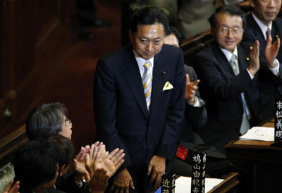 鸠山由纪夫当选日本首相 夫人喜极而泣