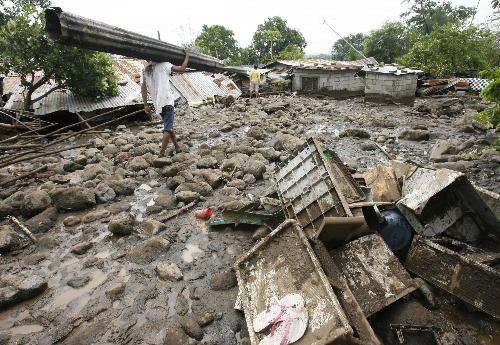 “凯萨娜”致菲律宾172人死亡失踪 救灾工作难度大