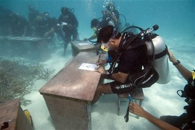 马尔代夫召开世界首次“水下内阁会议”